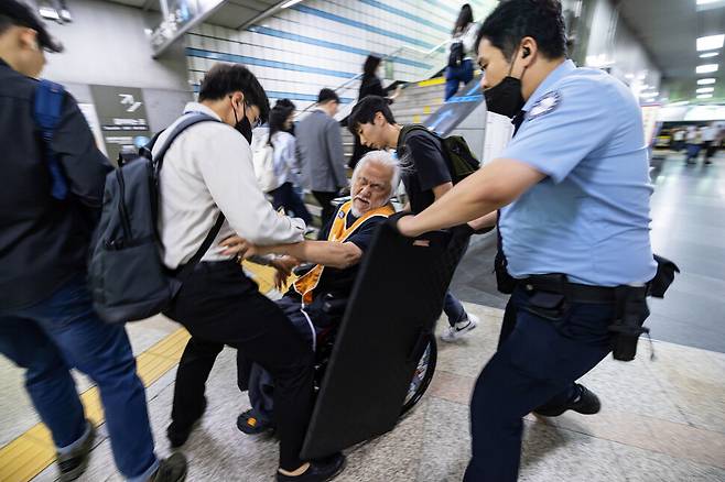 박경석 전장연 상임공동대표가 서울 충무로역에서 지하철을 타려고 기다리던 중 서울교통공사 직원과 지하철 보안관한테 저지당했다. 아직 아무것도 하지 않았는데 그들은 박경석 대표가 움직이는 길을 내내 이런 식으로 막았다.