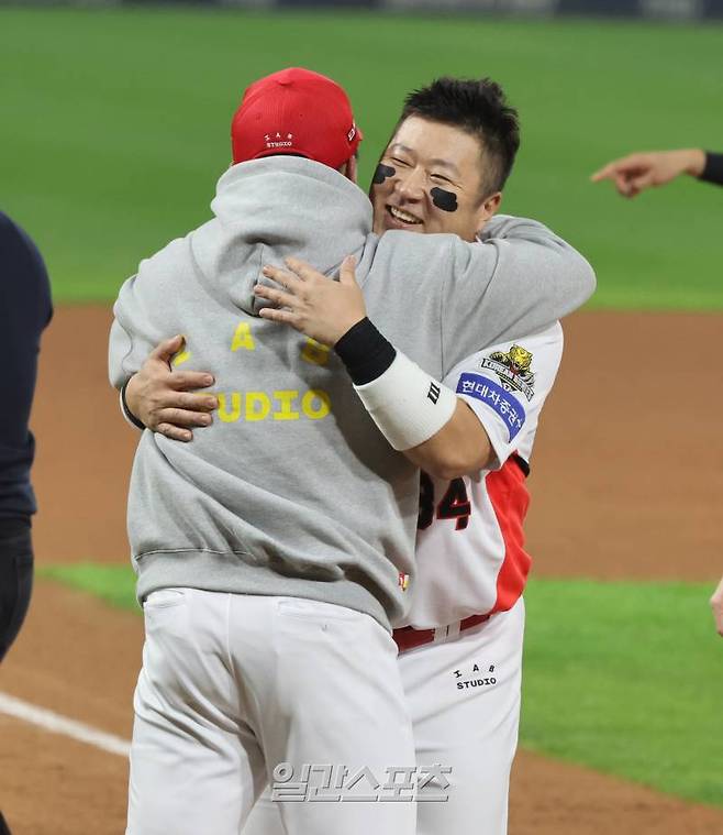 2024 신한 쏠뱅크 KBO 한국시리즈(KS) 5차전 삼성과 KIA의 경기가 28일 오후 광주 기아챔피언스필드에서 열렸다. 7-5로 승리한 KIA가 시리즈 전적 4승 1패로 구단 역대 12번째 KS 우승을 차지했다. 이범호 감독이 경기 후 최형우와 포옹하고 있다. 광주=정시종 기자 capa@edaily.co.kr /2024.10.28.