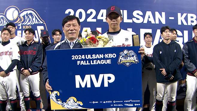 초대 MVP에 선정된 김민석(오른쪽)과 허구연 KBO 총재. 사진=KBO