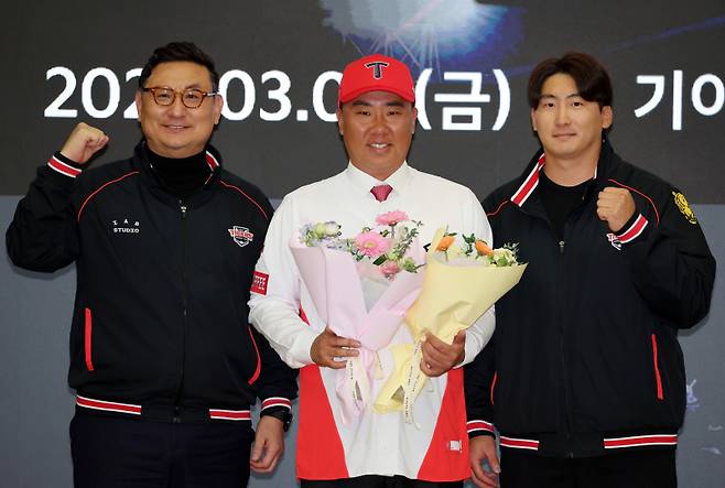 <yonhap photo-4710="">&nbsp;KIA 타이거즈 이범호 감독이 8일 오후 광주 서구 기아오토랜드광주 대강당에서 열린 취임식에서 심재학 단장과 주장 나성범으로부터 꽃다발을 받고 포즈를 취하고 있다. [연합뉴스]</yonhap>