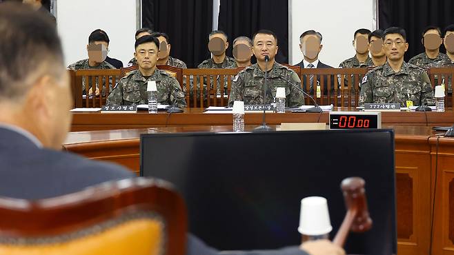 30일 국회에서 열린 정보위원회 국정감사에 출석한 문상호 정보사령관(왼쪽부터)과 원천희 국방정보본부장, 박종선 777사령관 [국회사진기자단]