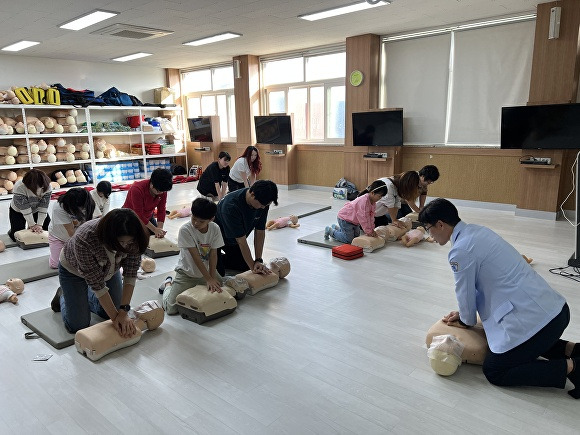 지난 26일 선린대가 경상북도 내 초·중·고등학교 재학생 가족을 대상으로 심폐소생술 및 응급처치 교육을 실시하고 있다. [사진=선린대학교]