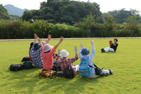 국민연금공단이 주최한 기초연금 도입 10주년 기념 공모전의 최우수상 작품. 경기도 성남시 한 복지관에서 사진을 배우는 기초연금 수급자 노인들이 경기도 양주의 지역 축제에 참석했다. 이들은 "기초연금은 행복"이라고 말했다. 국민연금공단 제공