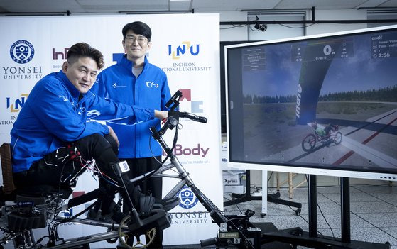 스위스 취리히에서 열린 '사이배슬론(Cybathlon) 2024' 대회에서 재활로봇자전거 종목 첫 우승을 차지한 연세대 신동준 교수(오른쪽)와 파일럿 임훈섭 선수가 28일 오후 서울 서대문구 연세대학교에서 중앙일보와 인터뷰를 하고 있다. 장진영 기자