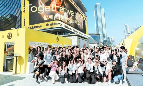 지난 12일 서울 강남 코엑에서 진행된 룰루레몬 ‘Together we grow’ 이벤트에서 참가자들이 기념촬영을 하고 있다. [사진 룰루레몬]