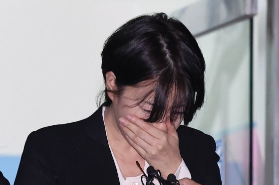 음주운전 사고를 일으킨 문재인 전 대통령의 딸 다혜(41)씨가 지난 18일 오후 서울 용산경찰서에서 조사를 마친 뒤 건물을 빠져나가고 있다. 연합뉴스