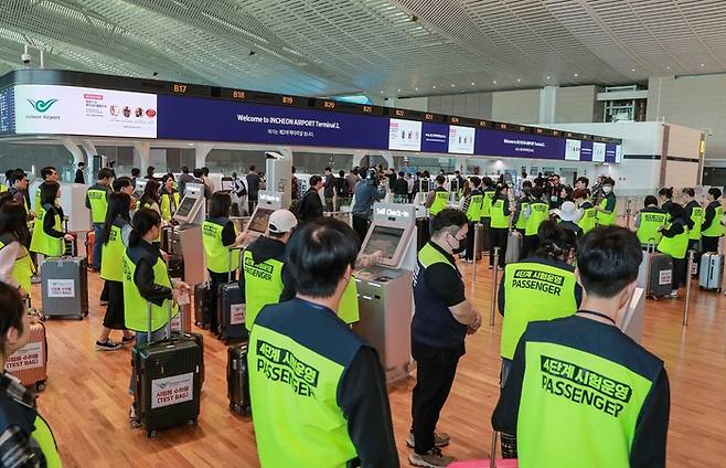 30일 인천공항 제2여객터미널 추가 확장 공간에서 가상여객들이 참석한 가운데 종합시험운영이 진행되고 있다. 인천국제공항공사 제공