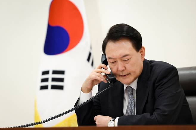 President Yoon Suk-yeol talks over the phone with Ukrainian President Volodymyr Zelenskyy at the presidential office in Yongsan, Seoul, on October 29. Courtesy of the presidential office