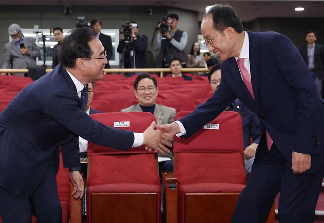 “반갑습니다” 추경호 국민의힘 원내대표(오른쪽)와 박홍근 더불어민주당 의원이 30일 서울 여의도 국회 의원회관에서 ‘초저출생 예산, 어디에 쓰고 어떻게 마련할까’를 주제로 열린 여야 공동토론회에서 악수하며 인사하고 있다. 연합뉴스