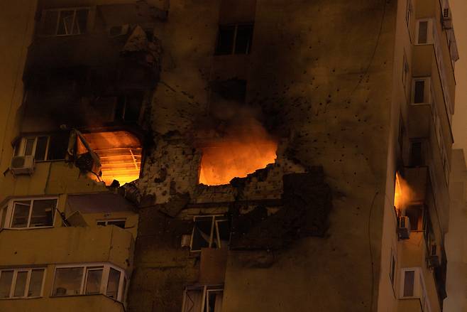 A fire burns in an apartment building that was hit during a Russian drone strike, amid Russia's attack on Ukraine, in Kyiv, Ukraine. (Reuters-Yonhap)