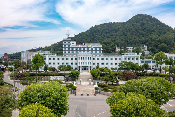 The Gangwon Provincial Office building in Chuncheon, Gangwon [GANGWON PROVINCIAL OFFICE]