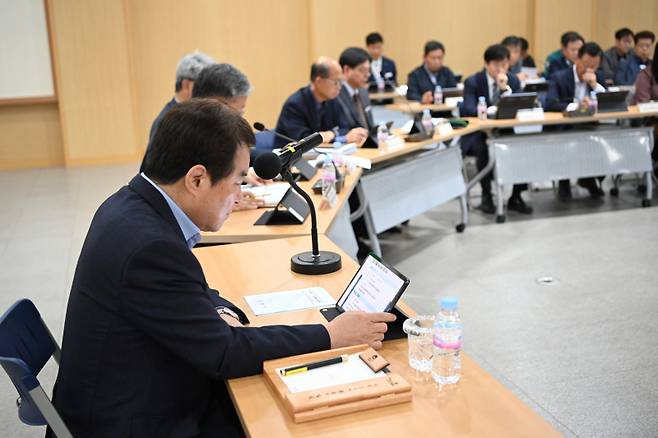 김천시가 태블릿 PC를 활용한 종이 없는 스마트 회의를 진행하고 있다. 김천시청 제공 