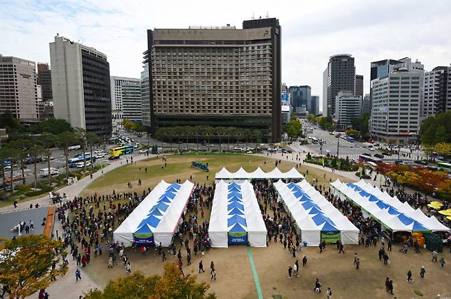 서울광장에서 열린 안동시 ‘농·축·특산물 직거래장터’가 물건을 구매하려는 이들로 북적이고 있다. 안동시 제공