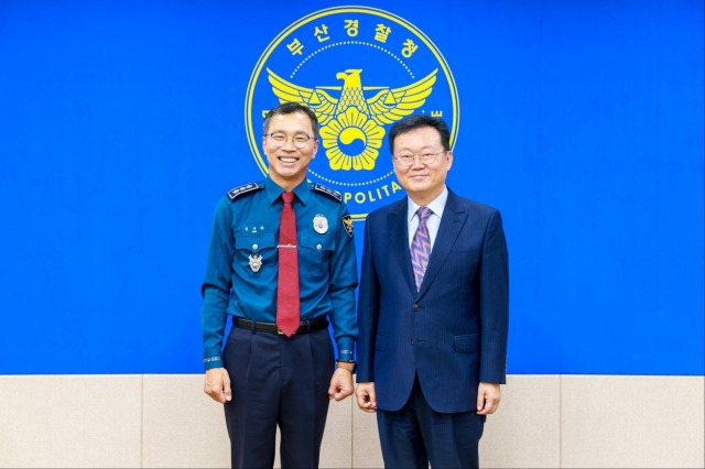 29일 김수환 부산경찰청장(좌측)과 이성림 부산시설공단 이사장이 부산경찰청에서 만나 안전한 환경 조성 등 주요 현안을 논의한 뒤 기념촬영을 하고 있다. 부산경찰청 제공