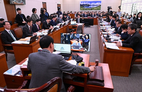 국회 외교통일위원회가 지난 24일 외교부, 통일부 등을 상대로 종합 국정감사를 벌이고 있다. 이병주 기자