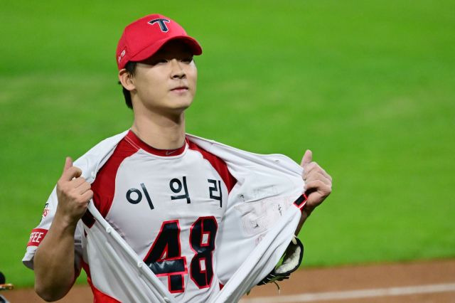 곽도규가 지난 28일 광주 북구 광주-기아챔피언스필드에서 열린 2024 KBO 포스트시즌 한국시리즈 5차전에서 6이닝을 마치고 덕아웃으로 돌아가며 동료 투수 이의리의 이름이 새겨진 유니폼을 보여주고 있다. 뉴시스