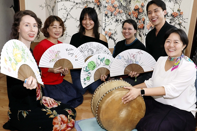 내달 1일 서울 남산골 한옥마을에서 판소리 무대에 서는 외국인 소리꾼 에린(왼쪽부터), 미키, 베티, 가이아, 성민과 이들을 지도한 신혜성 명창. 김호영 기자