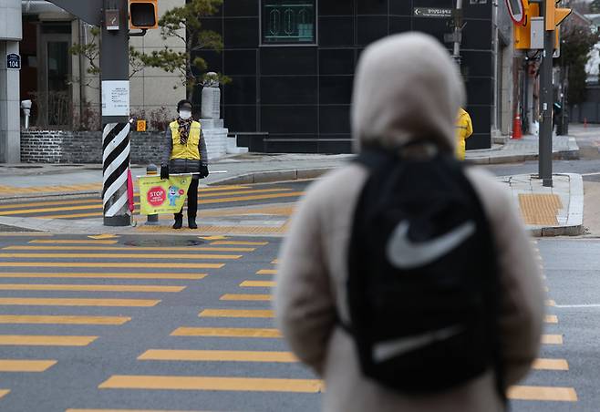 서울의 한 초등학교 인근에서 한 학생이 길을 건너고 있다. [사진 = 연합뉴스]