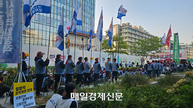 KT 노동조합 간부진이 지난 16일 오후 서울 광화문 KT 사옥 앞에서 조직개편에 반대하는 시위를 벌이고 있다. [이가람 기자]