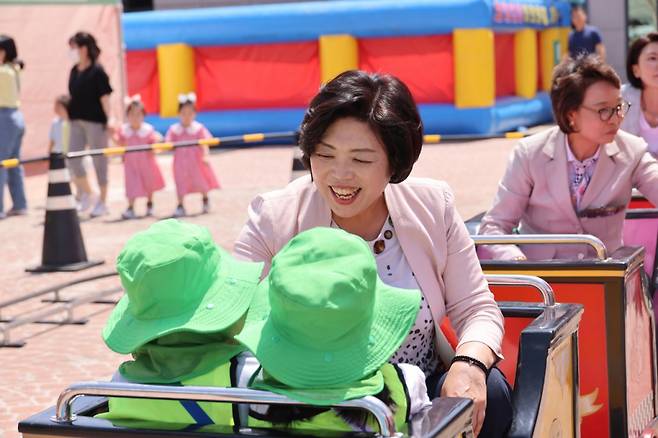 신계용 과천시장이 2023년 5월 열린 과천 어린이 안전축제에서 어린이들과 웃으며 대화하고 있는 모습./사진제공=과천시