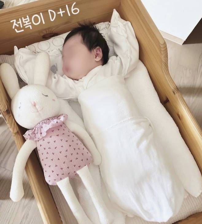 생후 16일된 박수홍 김다예 부부의 딸/사진=전복이 SNS