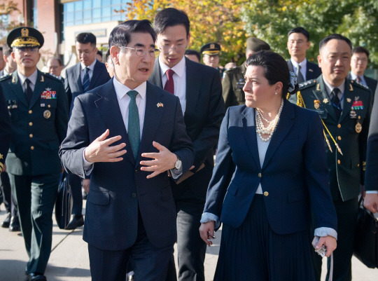 제56차 한미 안보협의회의(SCM)를 위해 미국 워싱턴DC를 방문 중인 김용현 국방부 장관이 29일(현지시간) 미국 해군 해양시스템사령부(NAVSEA)를 방문, 볼판테 게브하르트 미 해군성 차관보와 협력 방안을 논의하고 있다. 국방부 제공