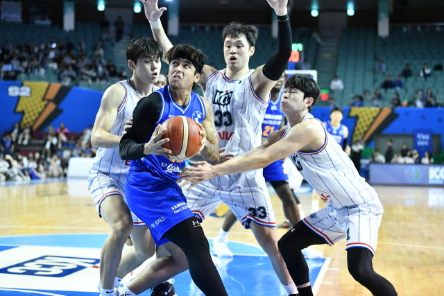 부산 KCC가 서울 삼성에 4점 차로 승리하며 2연승을 달렸다./KBL