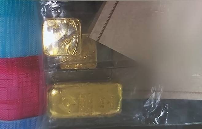 지난 15일 부산 강서구 명지동의 한 아파트 경비원 황규홍씨가 쓰레기장에 버려진 낡은 가방에서 금덩어리 3개를 발견했다. 사진은 가방에서 발견된 금덩어리들. [JTBC 뉴스룸]
