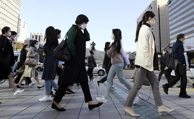 서울 광화문 네거리에서 시민들이 출근길 발걸음을 재촉하고 있다. [뉴시스]