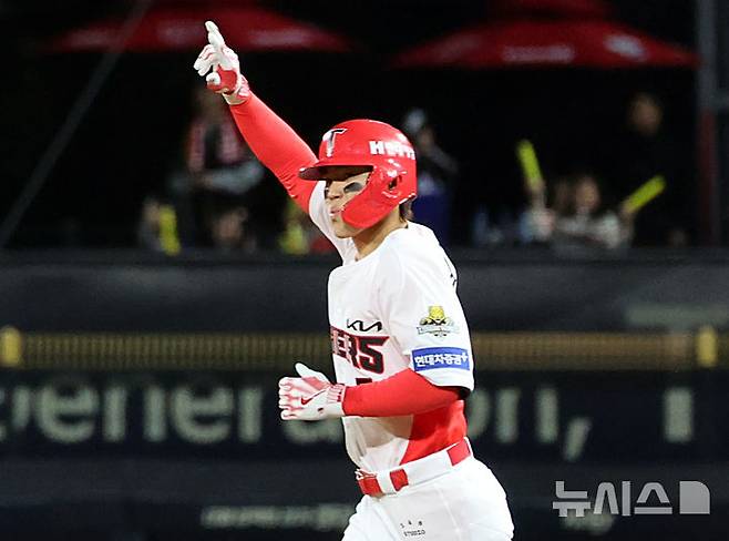 [광주=뉴시스] 김금보 기자 = 지난 23일 광주 북구 광주-기아챔피언스필드에서 열린 2024 KBO 포스트시즌 한국시리즈 2차전 삼성 라이온즈와 KIA 타이거즈의 경기, 2회말 2사 주자없는 상황 KIA 김도영이 솔로홈런을 치고 베이스를 돌며 세리머니를 하고 있다. 2024.10.23. kgb@newsis.com