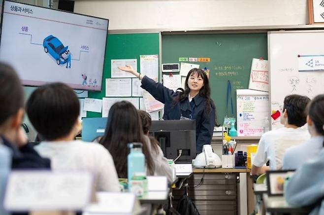 표수민 삼일PwC 신입 회계사가 어린이 경제교육에 참여하여 아이들에게 경제 개념을 설명하고 있다.. (사진=삼일PwC 제공) *재판매 및 DB 금지