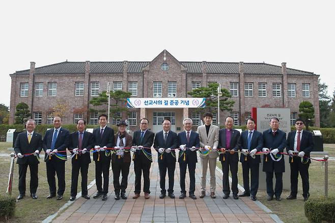 [대전=뉴시스] 목원대학교 구신학관 앞에서 열린 '선교사의 길' 준공 기념식에서 테이프 커팅을 하는 참석자들. (사진=목원대 제공) 2024.10.30. photo@newsis.com *재판매 및 DB 금지