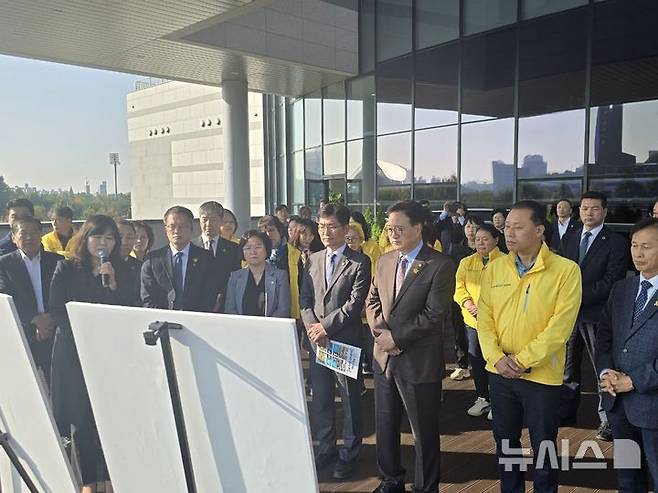 [안산=뉴시스] 우원식 국회의장(사진 앞줄 오른쪽에서 세 번째)과 박해철 국회의원(사진 앞 줄 오른쪽에서 네번째), 김현 국회의원(사진 앞 줄 오른쪽에서 다섯번째), 박주민 생명안전포럼 대표의원(사진 오른쪽에서 여섯번째) 등이 30일 4.16생명안전공원 건립에 대한 설명을 듣고 있다.(사진=박해철 국회의원실 제공)2024.10.30.photo@newsis.com