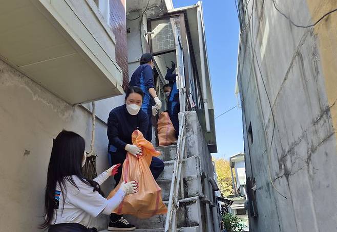 [대구=뉴시스] 공군 군수사령부는 30일 대구 동구 효목동에 있는 독거노인의 가정집을 찾아 청소 봉사활동을 했다. (사진=공군 군수사령부 제공) 2024.10.30. photo@newsis.com *재판매 및 DB 금지