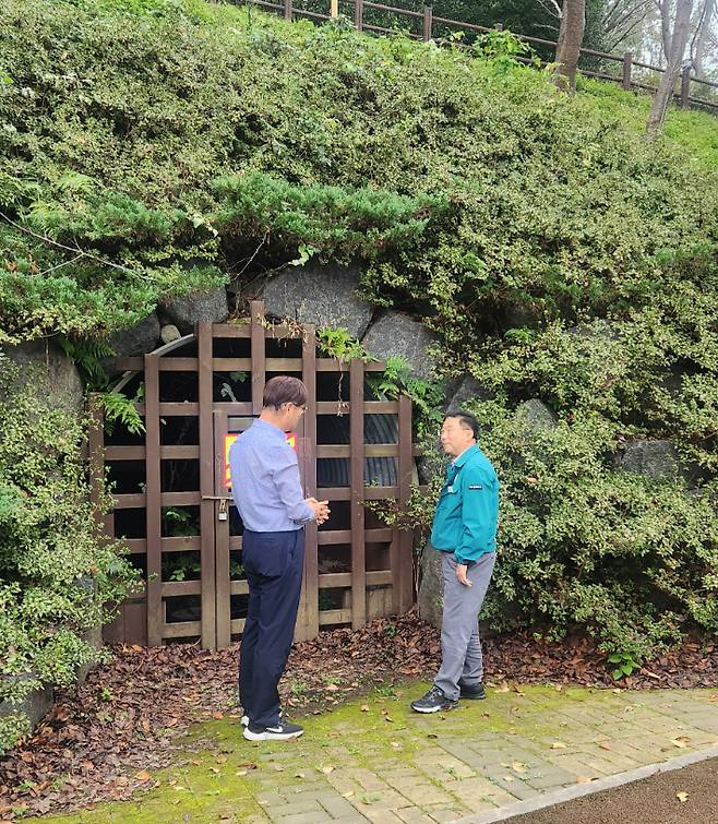 정현섭 진해구청장이 비지정 문화재(동굴) 관리 요청과 관련해 현장 방문을 했다. 진해구청 제공