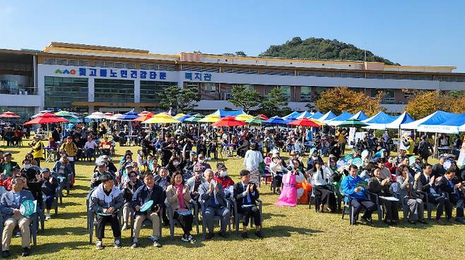 광주사회서비스원 소속 빛고을노인건강타운이 30일 오전 타운 야외잔디광장에서 1·2·3세대와 지역사회가 함께하는 '세대공감 페스티벌' 행사를 개최했다. 빛고을노인건강타운 제공