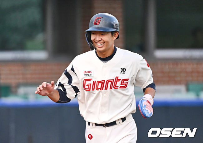 [OSEN=울산, 이석우 기자] 29일 울산 문수야구장에서 2024 울산-KBO Fall League 롯데 자이언츠와 NC 다이노스의 결승 경기가 열렸다. 롯데 자이언츠는 현도훈이 선발 출전하고 NC 다이노스는 이용준이 선발 출전했다. 롯데 자이언츠 김민석이 6회말 1사 2루 추재현의 1타점 안타때 득점을 올리고 하이파이브를 하고 있다. 2024.10.29 / foto0307@osen.co.kr