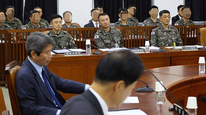 30일 국회에서 열린 정보위원회 국정감사에 출석한 문상호 정보사령관(왼쪽부터)과 원천희 국방정보본부장, 박종선 777사령관이 나란히 앉아 있다. (사진 =국회사진기자단, 연합뉴스)