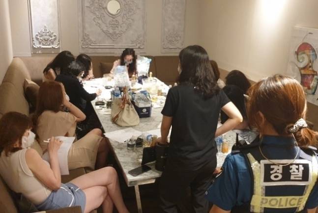 (사진은 기사 내용과 무관) 유흥업소를 단속하는 모습. 사진=서울시 제공