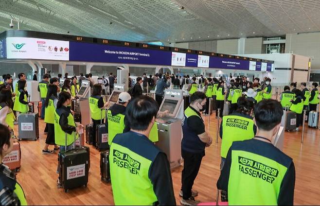 30일 인천공항 제2여객터미널 4단계 확장지역에서 열린 종합시험운영에서 가상여객들이 실제 운영상황을 가정해 탑승수속을 진행하고 있는 모습.