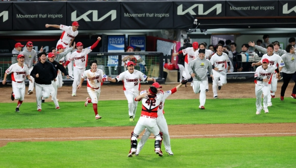 프로야구 KIA 타이거즈 선수들이 28일 광주 기아챔피언스필드에서 열린 2024 KBO 포스트시즌 한국시리즈 5차전 삼성 라이온즈와의 홈 경기에서 7-5로 승리하고 4승1패로 통합우승을 확정한 뒤 환호하며 운동장으로 달려가고 있다. 가운데는 포수 김태군(등번호 42)과 투수 정해영이 부둥켜안은 채 기쁨을 나누는 모습. KIA는 줄부상으로 휘청였던 선발 투수진을 재정비한 후 간판타자 김도영 등을 앞세워 장기 집권에 도전할 예정이다. 광주 연합뉴스