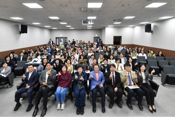 지난 29일 서울시립미술관 세마홀에서 사단법인 한국중증중복뇌병변장애인부모회와 공동주관으로 ‘서울시 중증뇌병변장애인 지원정책 성과와 과제 토론회’에서 참석자들이 기념사진을 찍고 있다.