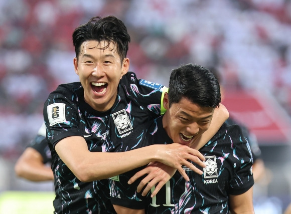 한국 남자축구 국가대표팀 주장 손흥민이 10일(한국시간) 오만 무스카트 술탄 카부스 경기장에서 열린 2026 북중미월드컵 아시아 지역 3차 예선 B조 2차전 오만과의 원정 경기에서 득점한 황희찬과 기뻐하고 있다. 오만 연합뉴스