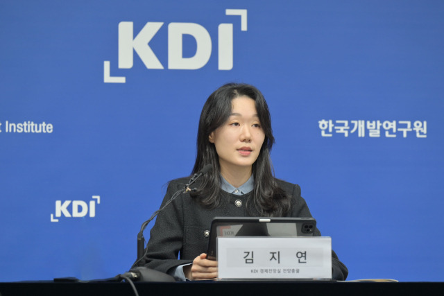 김지연 한국개발연구원(KDI) 경제전망실 전망총괄dl 29일 정부 세종청사에서 브리핑을 열고 ‘온라인 소비, 고용·불가 영향’ 보고서 내용을 발표하고 있다. 사진제공=기획재정부