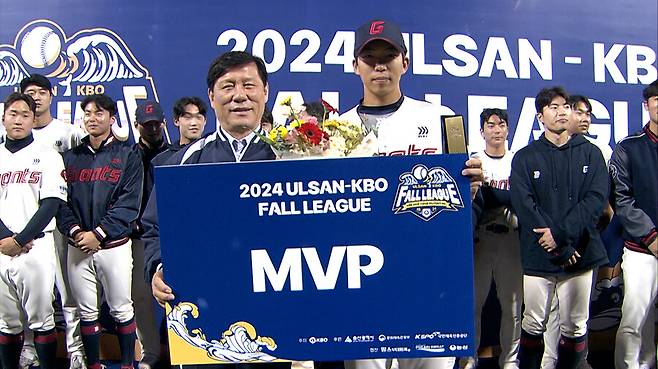 ▲ 롯데 외야수 김민석(오른쪽)이 2024 울산-KBO Fall League MVP를 수상하고 허구연 KBO 총재와 기념 촬영에 나서고 있다. 김민석은 대회 기간 동안 타율 .333(27타수 9안타)로 맹타를 휘둘렀다. ⓒKBO