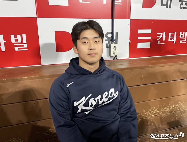 KT 위즈 마무리투수 박영현이 29일 서울 고척스카이돔에서 열린 2024 WBSC 프리미어12 대표팀 훈련을 마친 뒤 인터뷰를 소화하고 기념촬영 중이다. 고척, 최원영 기자