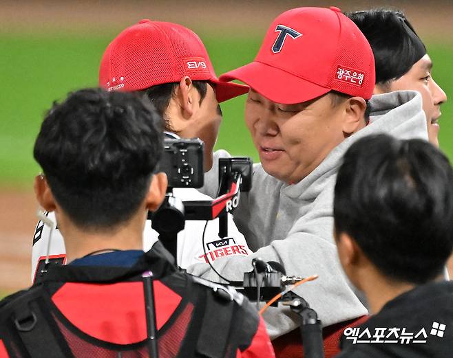 28일 오후 광주기아챔피언스필드에서 열린 '2024 신한 SOL Bank KBO 한국시리즈' 삼성 라이온즈와 KIA 타이거즈의 5차전 경기, KIA가 삼성에 7:5로 승리하며 7년 만에 통합 우승을 차지했다.  통합우승을 차지한 KIA 이범호 감독과 김도영이 함께 기뻐하고 있다. 엑스포츠뉴스 DB