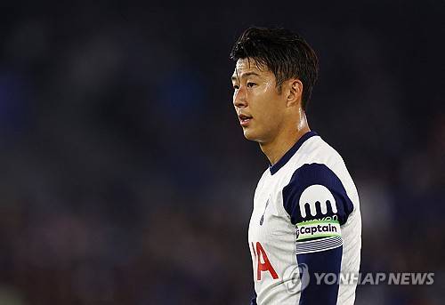 토트넘 홋스퍼는 오는 31일(한국시간) 오전 5시15분 영국 런던의 토트넘 홋스퍼 스타디움에서 맨체스터 시티와 2024-25시즌 카라바오컵 4라운드(16강) 홈경기를 치른다. 경기를 앞두고 토트넘을 이끄는 안지 포스테코글루 감독은 손흥민이 거의 다 회복됐지만 주말 프리미어리그 경기를 위해 맨시티전에 내보내지 않을 거라고 밝혔다. 연합뉴스