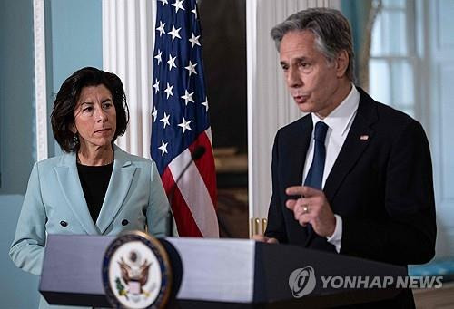 미국입국 비자확대 방침 밝히는 블링컨(우) 미 국무장관과 러몬도 상무장관 [AFP=연합뉴스.재판매 및 DB금지]