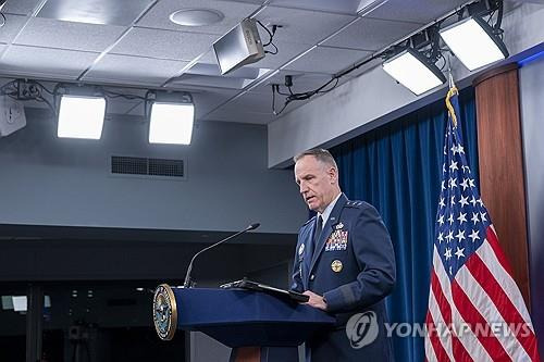 브리핑하는 미국 국방부 대변인 [워싱턴 AP=연합뉴스. 재판매 및 DB 금지]